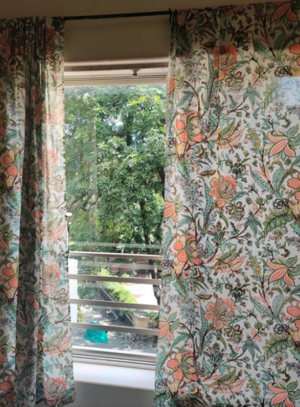 Detail Gorden dengan Motif Bunga-Bunga Vintage